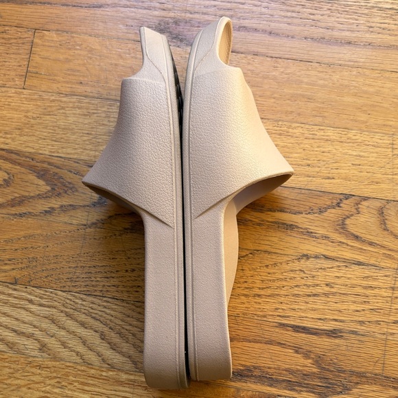 Archies Cream Slide Sandals - Picture 9 of 9